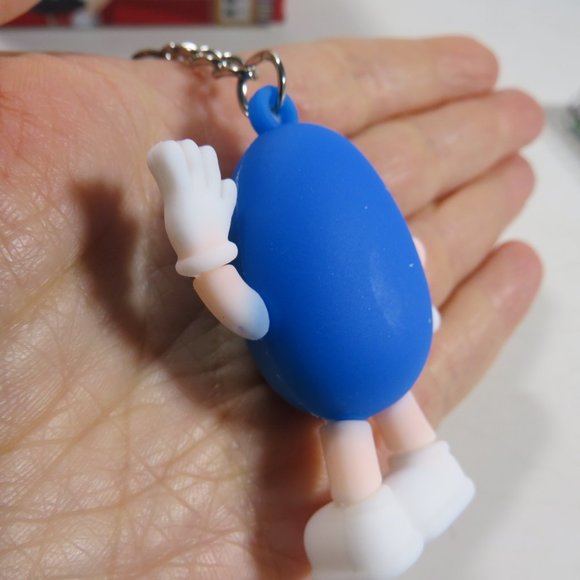 M&M "On Air" Recording Studio Metal Tin Christmas Village & Imitation Keychain - Picture 14 of 15